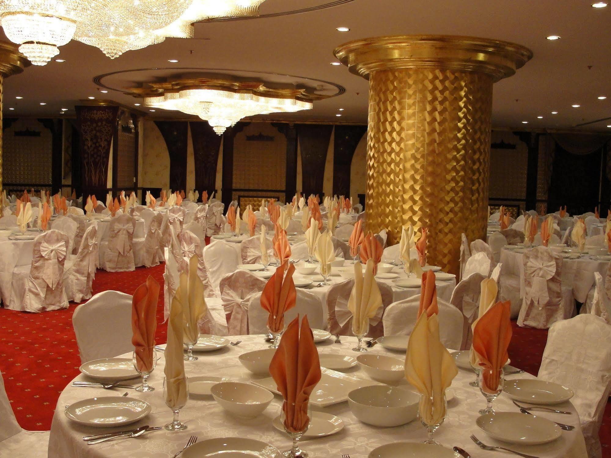 Al Bustan Tower Hotel Suites Sharjah Exterior photo