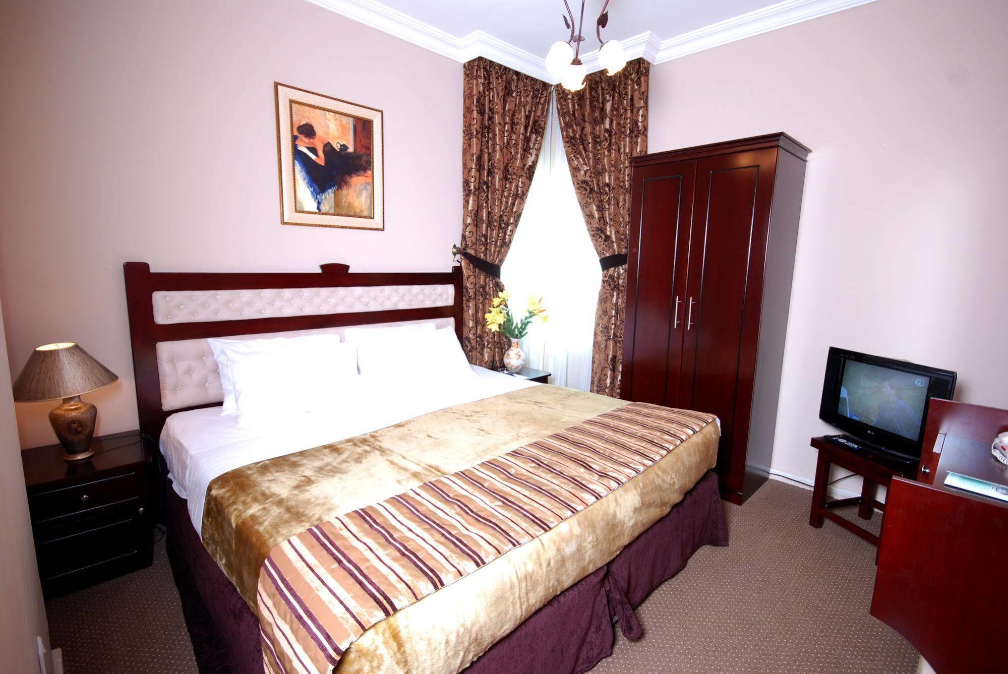 Al Bustan Tower Hotel Suites Sharjah Exterior photo